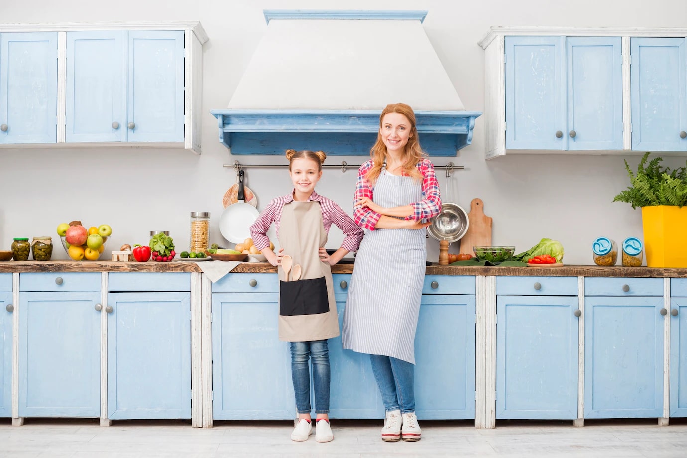 Маму стоя на кухне. Мама на кухне. Фотосессия мама и дочка на кухне. Дочка на кухне. Семья на кухне.
